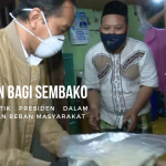 Malam-Malam Presiden Jokowi Temui Warga Bagi Sembako dan Obat