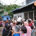 Abaikan Prokes, Warga Berkerumun Antri Beli Minyak Goreng Bersubsidi di Sibolga