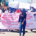 Puluhan Mahasiswa Yang Tergabung Dalam GMNI Menggelar Unjuk Rasa Terkait Kelangkaan Pupuk Dan Minyak Goreng Di Tapanuli Utara
