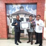 Plt Bupati Bekasi Serahkan Penghargaan Menteri Pariwisata Ekonomi Kreatif Kepada Pengelola Desa Wisata Hegarmukti