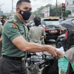 Danramil 05 Cibitung Dampingi Dandim 0509 Kabupaten Bekasi Bagikan Ratusan Ta’jil