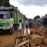 Jalan lintas Sumatra (Jalinsum) Kabupaten Tapanuli Tengah (Tapteng) menuju arah Kota Padangsidimpuan Diterjang Longsor di Tapanuli Tengah
