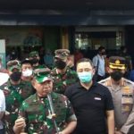 Jenderal TNI Dudung Abdurachman Bersama Brigjen TNI Yustinianus Nono Yulianto Cek Harga Minyak Goreng di Pasar Jaya Kramatjati Jakarta Timur