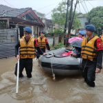 Tim SAR Brimob Evakuasi Penderita Kanker dan Ibu Hamil di tengah banjir Duren Villa Ciledug