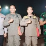 Kombes Pol Gidion Arif Setiawan Bersama Letkol Inf M.H. Ramadhan Berikan Tanda Jasa Pada Anggota Satpol PP
