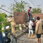 Adanya informasi penumpukan sampah Liar  Ka UPTD Wilayah 4 pimpin langsung pembersihan & pengakutan sampah