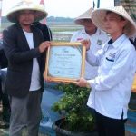 Suryo Sudharmo, Perwakilan SMSI. Berikan Penghargaan Pada Pegiat Pertanian Nasep Iskandar SMSI Award 2022 di Titik (0) Nol Sungai Ciherang