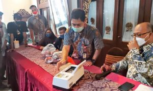 Bank Indonesia Bantu Ganti Uang Penjaga Sekolah yang Dimakan Rayap