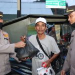 Polres Tapteng Bagikan Bansos Kepada Masyarakat Terdampak Penyesuaian Harga BBM
