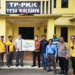 Fajar Paper Serahkan Bantuan 2000 Paket Sembako ke Desa Kalijaya & Harjamekar di Kab Bekasi