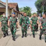 Brigjen Edi Sutrisno Kasdamjaya Bersama Dandim 0509 Kabupaten Bekasi Secara Dor To Dor Bagikan 1000 Pekat Sembako di Kecamatan Pebanyuran