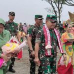 Danrem 051/Wkt. Brigjen TNI Yustinus Nono Yulianto, S.E, Msi, M.M. Bersama Dandim 0509/Bekasi. Letkol Inf. M. Horison Ramadhan Dampingi Kasad Jenderal TNI Dr. Dudung Abdurachman, S E, M.M. Saat Panen Raya Padi dan Jagung