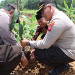 Tingkatkan Wujud Kesejahteraan Para Petani, Kapolres Metro Bekasi gelar Penanaman Puluhan Pohon