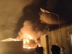 Kebakaran Hebat 2 Pabrik Pengolahan Karet di Asahan, Warga Sekitar Panik Selamatkan Diri
