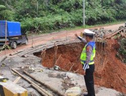 Jalan Rampa-Poriaha dan Sibolga-Barus Amblas