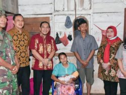 Pj Bupati Tapteng Berkunjung Ke Keluarga Ibu Yang Bersalin Di Puskesmas Tukka