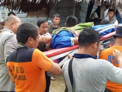 Polisi Bantu Evakuasi Korban Tertimpa Longsor di Sibolga