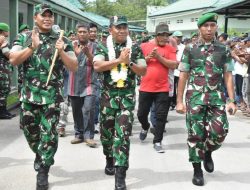 Kasdam I/BB Didampingi Danrem Bagi Tali Asih kepada Abang Becak di Sibolga