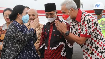 Gubernur Jawa Tengah Menyambut Ketua DPP PDI-Perjuangan Dalam Sesi Malam Tasyakuran Pernikahan Kaesang dan Erina. 