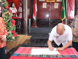 Bupati Tapanuli Utara Drs Nikson Nababan menandatangi nota kesepakatan antara Ombudsman RI dan Pemkab Taput.