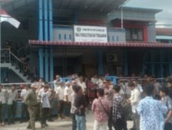 Massa Demo Di Depan Kantor Disperindag Sibolga