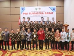 Atal S Depari secara resmi melantik Basril Basyar sebagai Ketua PWI Sumatera Barat