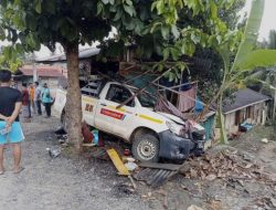 Toyota Hilux menabrak sepeda motor yang sedang parkir,3 korban luka berat
