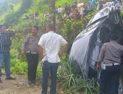 Mobil Travel Jenis Innova Reborn Masuk Jurang : Di Duga Sopir Mengantuk