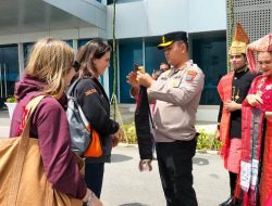 Polres Taput Lakukan Pengamankan Kedatangan Tim F1 Powerboat Melalui Udara