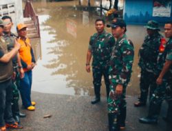 Letkol.Inf.M.Horison Ramadhan Dampingi Brigjen TNI Yustinus Nono Yulianto Saat Meninjau Luapan Sungai Kaliulu