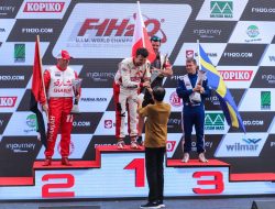 Bartek Marszalek Terima Trofi Dari Presiden Jokowi Usai Juara F1 Powerboat 2023 Di Danau Toba