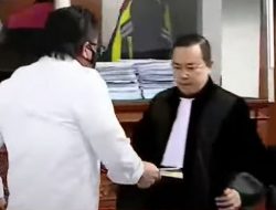 Usai Divonis Hukuman Mati,Ferdy Sambo Serahkan Buku Hitam Ke Pengacaranya