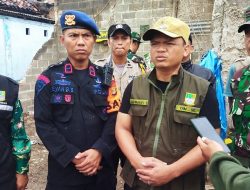 Muspika Kecamatan Tambun Selatan Bersama Tim SAR Batalyon D Polda Metro Jaya Bersihkan Puing Dampak Angin Puting Beliung