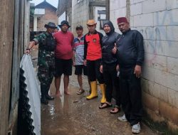 H. Saiful Nyamat Personil Polres Metro Bekasi Peduli Masyarakat Dampak Musibah Angin Puting Beliung