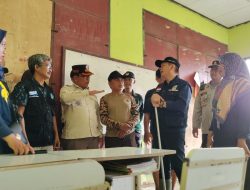 Pj Bupati Bekasi Kunjungi Sekolah Terdampak Banjir di Kecamatan Sukakarya