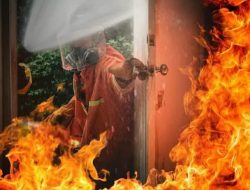 Sijago Merah Mengamuk, Melalap Gedung Lantai Dua Kantor Dinas Pendidikan Kabupaten Bekasi
