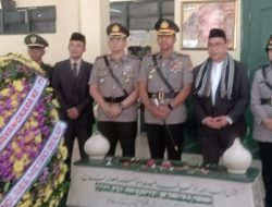 HUT Bhayangkara Ke – 77, Kapolres Metro Bekasi Tabur Bunga Di Makam Pahlawan KH Noer Alie