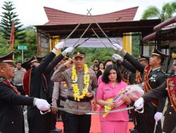 Kapolres Tapteng Disambut Pedang Pora Dan Pemberian Ulos