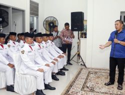 Pj.  Bupati Tapteng Bersama Forkopimda Tapteng dan OKP Tapteng Serahkan Sertifikat Penghargaan Kepada Paskibraka Tapteng.
