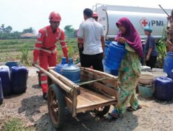Aksi Cepat PMI Kab Bekasi, Terima Laporan Dampak Musim Kemarau, Kirimkan 10. 000 Liter Air Bersih ke Desa Karang Indah