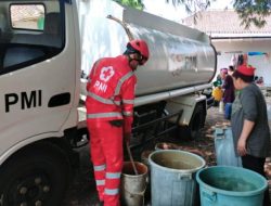 Respon Cepat PMI Kab – Bekasi Distribusikan Air Bersih 5 000 Liter Untuk Warga Terdampak Kekeringan di Kec – Cibarusah