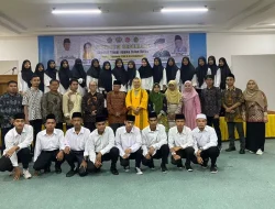 Fitri Krisnawati Tandjung memberikan beasiswa kepada 24 mahasiswa baru Sekolah Tinggi Agama Islam Barus (STAIB).