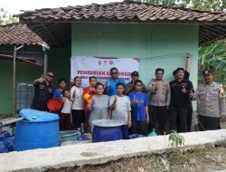 HUT Humas Polres Metro Bekasi KE 72 ,Berikan 15.000 Liter Air Bersih Kepada Masyarakat Terdampak Kemarau.
