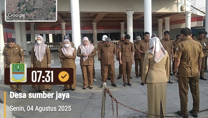 Ir, Junaedi Sain, Sekdes Sumberjaya Dampingi Ike Rahmawati SE MSi, Pj Kepala Desa Sumberjaya Saat Apel Pertama