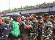 Massa Peluk dan Salami Prajurit Kostrad Ditengah Demo