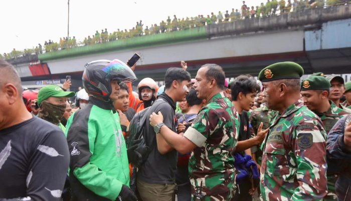 Massa Peluk dan Salami Prajurit Kostrad Ditengah Demo