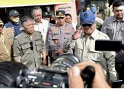 Presiden RI Prabowo Tinjau Posko Pengungsian di GOR Pandan