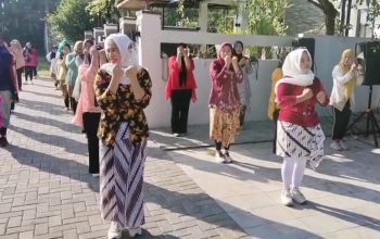 Kartini PKK Desa Muktiwari Gelar Senam Sehat Dengan Menggunakan Batik Ibu Kartini, Teti Karyati MPd: Pentingnya Kesehatan yang Berkelanjutan