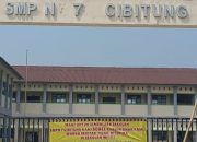 Unjuk Rasa Kedua, Warga LBS 2 Geram, Segel SMP Negeri 7 Cibitung, LAMI Siap Bawa Aspirasi ke KDM Demi Aset Bangsa