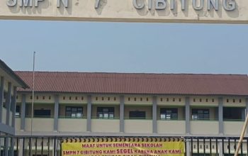 Unjuk Rasa Kedua, Warga LBS 2 Geram, Segel SMP Negeri 7 Cibitung, LAMI Siap Bawa Aspirasi ke KDM Demi Aset Bangsa
